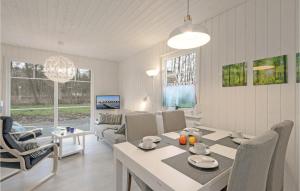 泽彭施鲁塞Cozy Home In Zerpenschleuse With Sauna的白色的客厅配有桌椅