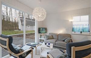 泽彭施鲁塞Cozy Home In Zerpenschleuse With Sauna的带沙发和吊灯的客厅
