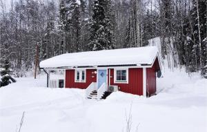 LångavCozy Home In Sysslebck With House A Mountain View的树林里雪覆盖的红色棚子