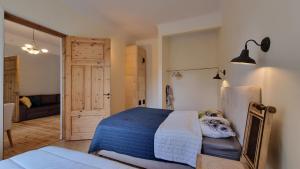 派尔努Aia Center Apartment with sauna的一间卧室配有一张带蓝色毯子的床和一扇门