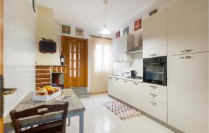 Lovely Apartment In Carovigno With Kitchen的厨房或小厨房