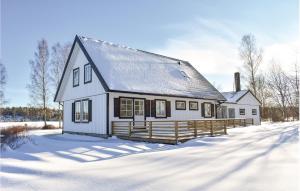 赛夫勒Beautiful Home In Sffle With Kitchen的白房子,地面上积雪