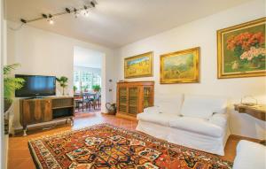 圣埃琳娜-迪西利亚Casa Di Mamy的客厅配有白色沙发和电视