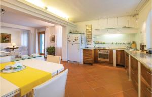 圣埃琳娜-迪西利亚Casa Di Mamy的厨房配有白色冰箱和桌子