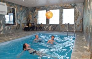 Utne乌托内拉恩希特尤莱格V度假屋酒店的一群人在游泳池游泳