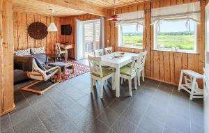 SvanesundNice Apartment In Svanesund With House Sea View的一间配备有白色桌椅的用餐室
