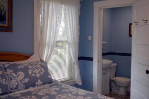 尼亚加拉瀑布斯特拉塞尔德B&B酒店的一间卧室设有一张床和一个带卫生间的窗户。