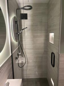 特威泽尔Clever Cube - Amazing Alpine Studio Unit的浴室里设有玻璃门淋浴