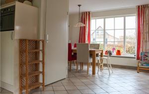 侯赫-黑克索Buitengoed Het Lageveld - 65的厨房以及带桌子和窗户的用餐室。