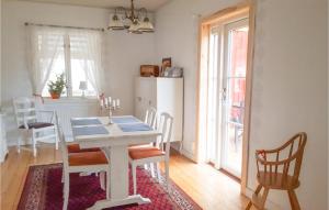 科斯塔Amazing Home In Kosta With Kitchen的厨房以及带桌椅的用餐室。