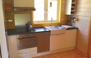 MubergAwesome Home In Frgelanda With 2 Bedrooms的一间带水槽和炉灶的小厨房