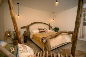 佩达西镇Casa Wabi Sabi的一间卧室配有一张木床