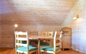 Øyjordi佛瑟斯兰德湖景两卧室公寓07号的一间带木桌和椅子的用餐室