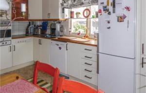 斯德哥尔摩斯潘加-斯科贝肯度假屋的厨房配有白色橱柜和白色冰箱。