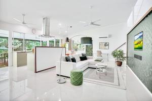 因尼斯费尔Villa Vihara Rainforest Penthouse的白色的客厅配有沙发和桌子