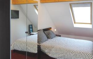 RekemVijverdorp - Type Waterlelie的一间卧室设有一张床和一个窗口