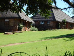 皮尔格林斯雷斯特Crystal Springs Mountain Lodge的前面有大草坪的房子