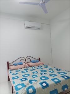 Kota SamarahanIke village的一间卧室,配有一张带两个环的床