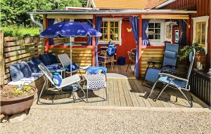 SollebrunnPet Friendly Home In Sollebrunn With Wifi的天井配有沙发、遮阳伞和椅子