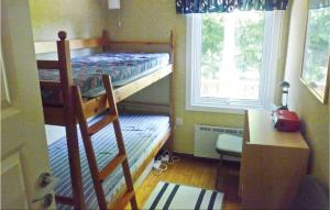 蒙克达尔Bergsvik的一间小卧室,配有双层床和书桌