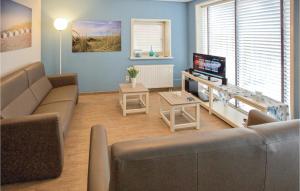 勒特朗舍芒3 Bedroom Stunning Home In Retranchement的带沙发和电视的客厅