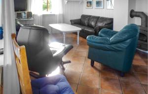 HeradAmazing Home In Farsund With Wifi的客厅配有沙发、椅子和桌子