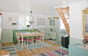 ÅtterstaLovely Home In Bjrnlunda With Kitchen的一间带桌椅的用餐室
