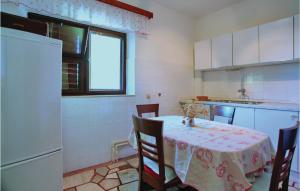 普利兹巴Cozy Apartment In Blato With Kitchen的厨房配有桌子和桌布