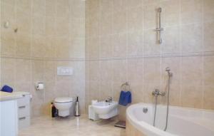 Amazing Home In Trullent的一间浴室