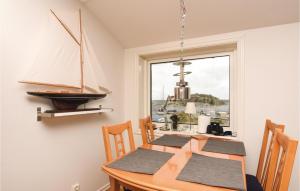 VäjernLovely Apartment In Vjern With House Sea View的一间设有桌子的用餐室和墙上的帆船