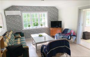 KvicksundAmazing Home In Kvicksund With Wifi的客厅配有沙发和桌子