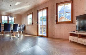 Beautiful Home In Altaussee With Kitchen的厨房或小厨房