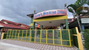 南邦MEXICAN DOS LAMPANG的一间快餐店,上面标有读取北墨西哥狗的标语