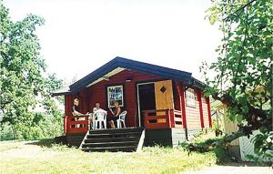 阿灵索斯Gorgeous Home In Alingss With Sauna的一群人坐在小屋的门廊上