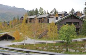 海姆瑟达尔Awesome Apartment In Hemsedal With Sauna的一群树木繁茂的建筑和火车站