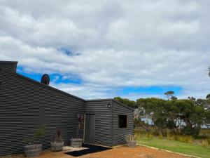 Bow BridgePeacehaven Chalet on the Irwin Inlet的一边有水丝的房子