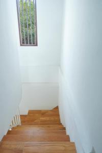 JetisDjuragan Kamar Ayem的白色房间中带窗户的楼梯