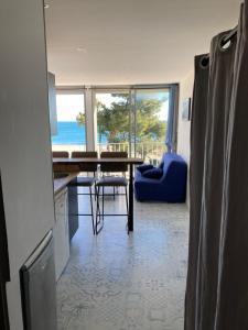 滨海阿热莱斯Appartement vue sur mer的配有桌椅并享有海景的厨房