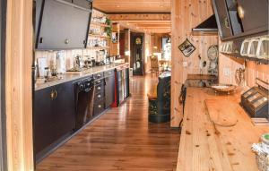 Skarsgård3 Bedroom Cozy Apartment In l的铺有木地板,设有木制台面的厨房