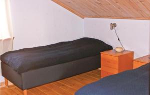 AspöAmazing Home In Strngns With 2 Bedrooms And Sauna的一间卧室,配有一张床和床头灯
