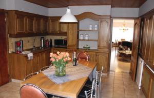 Ruiselede卢塞莱德62号桑拿度假屋的厨房配有一张桌子,上面放着花瓶