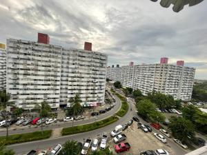 北革Popular Condo เมืองทองธานี的停车场两座大型白色建筑,有车