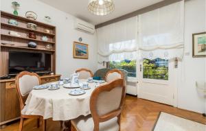 Beautiful Apartment In Lovran With House A Panoramic View餐厅或其他用餐的地方