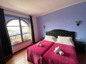 舍夫沙万阿勒哈利法酒店的一间卧室配有一张带两个白色横跨的床
