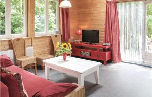 WijdenesHet Appelhuisje的带沙发、电视和桌子的客厅