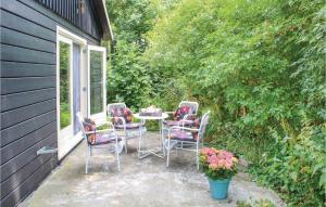 WijdenesHet Appelhuisje的庭院配有椅子、桌子和鲜花