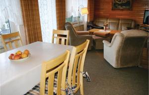 HausenLovely Home In Oberaula-hausen With Wifi的客厅里设有一张桌子,上面放着一碗水果