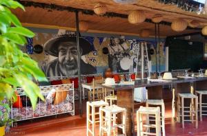 马拉喀什伊尔肯纳利亚酒店的餐厅设有酒吧,并装饰有牛仔壁画
