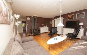 永比Amazing home in Ljungby with 3 Bedrooms and WiFi的客厅配有沙发和桌椅