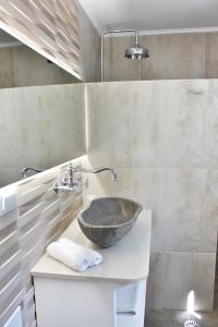 卡尔帕索斯Akropolis Village Complex of Luxury Residence的一个带碗水槽的柜台浴室